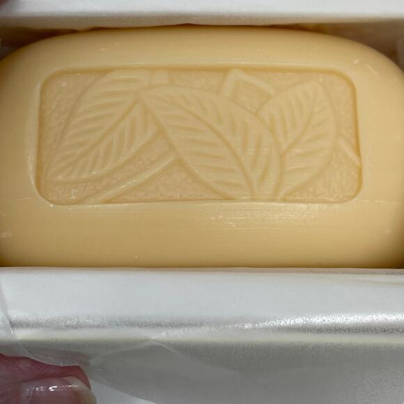 Thymes Gold Leaf Triple-Milled Perfumed Bar Soap 7 oz.New in Box - Picture 5 of 7